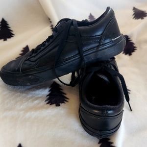 All black leather Van's Old Skool sneaker. Unisex - women's 9/men's 7.5